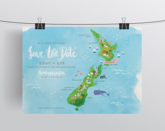 Puede incluir: Anuncio de boda "Save the Date" estilo acuarela con un mapa de Nueva Zelanda. El mapa está decorado con ilustraciones de lugares emblemáticos, animales y barcos. El texto dice "Save the Date" con nombres, fecha y lugar.
