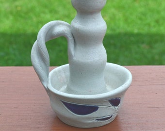 Williamsburg Pottery Factory - Portavelas individual esmaltado con sal, detalles en azul cobalto, mango trenzado