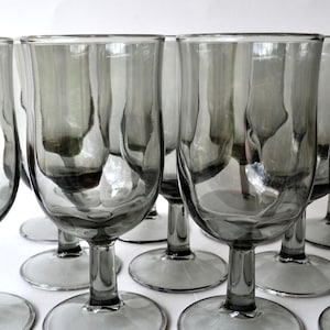 Fantastisches Set mit 12 MCM Smoked Grey Footed Gläser Weingläser Alltagsgläser / Neujahr Barware