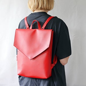 Roter Rucksack für Frauen Kleiner Rucksack Geldbörse Vegan Ledertasche Flap Daypack Kunstleder Rucksack Vegan Leder Rucksack Geschenk für sie