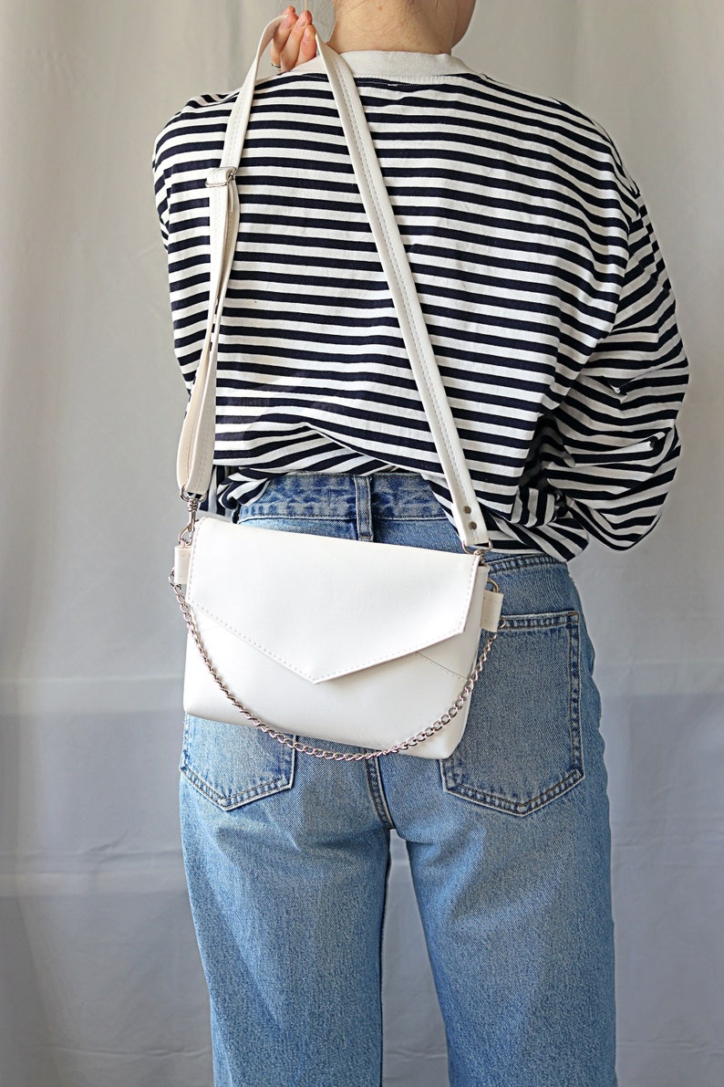 white crossbody bag for women, white envelope bag, small cross body bag, minimal bag for girls, summer bag, small evening bag, mini envelope handbag, elegant bag in white with a chain