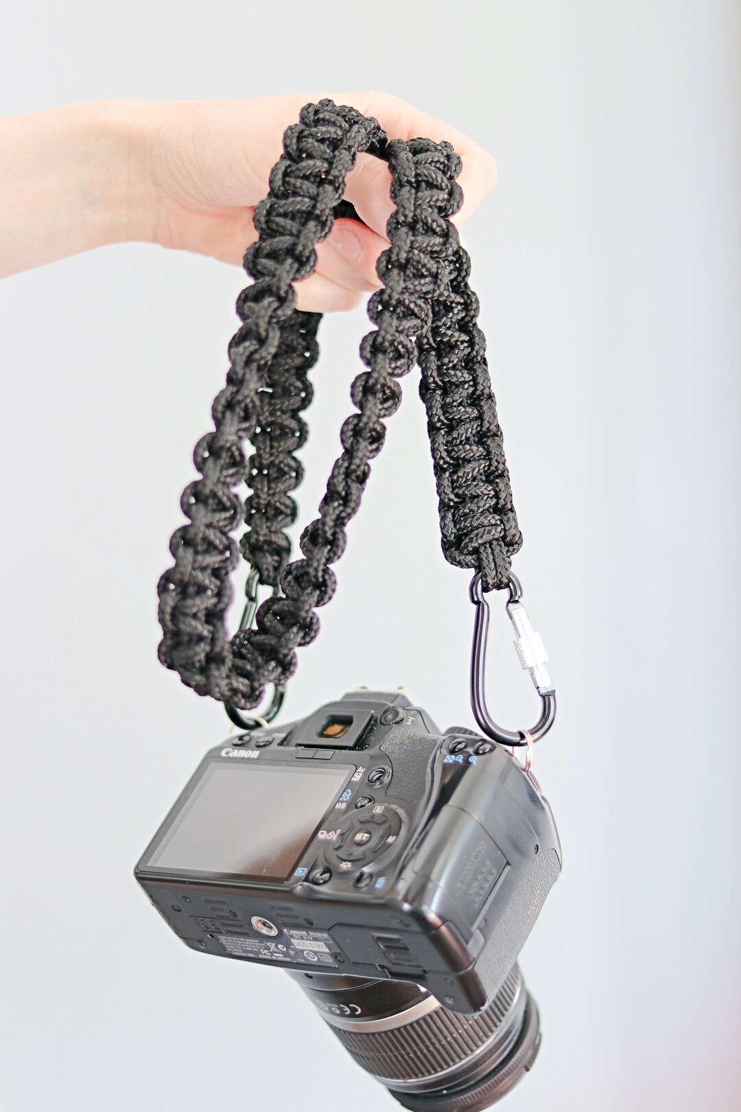 Makramee-Kameragurt: Geflochtener Kameragurt mit Karabinern