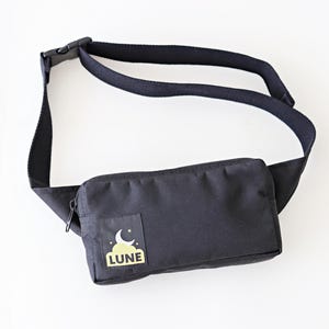 Schwarze Fanny Pack für Frauen Bum Bag wasserdichte Minimalistische Hüfttasche für Männer Vegan Crossbody-Tasche Kleine Gürteltasche Anti-Diebstahl-Reisetasche
