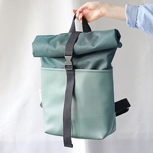 Zaino con chiusura a rullo per uomo, zaino in pelle vegana per viaggi, zaino impermeabile per laptop da donna, borsa verde per tutti i giorni per il lavoro, regalo per lei