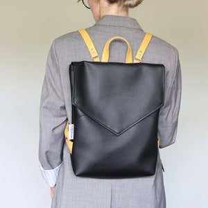 Stylischer Rucksack für Frauen Kunstleder Daypack Schwarzer Laptop Rucksack Vegan Rucksack Mini Rucksack Kleine schwarze Tasche Vegan Laptop Bag