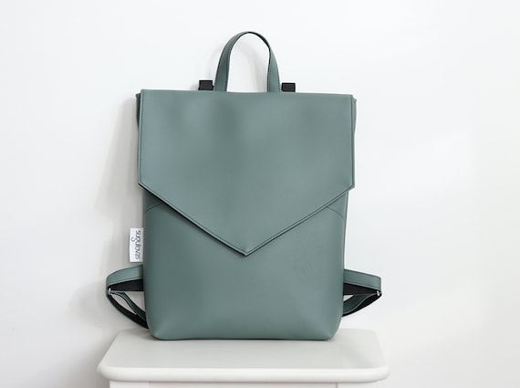 Petit Sac à Dos Vert Enfant – PVC, Compartiments Avant – Occasion Bon état