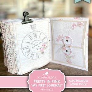 Op de afbeelding: Een printbare journalset in roze met een bloemenmotief. De set bevat een journalomslag, pagina's en een klein folio. De tekst op de omslag luidt "My Porch Prints Pretty in Pink "My First Journal" Printable".