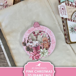 Puede incluir: Etiqueta de marco 3D de Navidad rosa imprimible con un hombre de jengibre, bastones de caramelo y una taza de chocolate caliente. La etiqueta est&aacute; decorada con poinsettias y acebo.