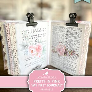 Op de afbeelding: Een printbaar dagboek met een roze en wit bloemenontwerp. Het dagboek is gesloten en wordt bij elkaar gehouden door twee metalen clips. De tekst "My Porch Prints" staat op de voorzijde, samen met de tekst "Pretty in Pink" en "My First Journal".