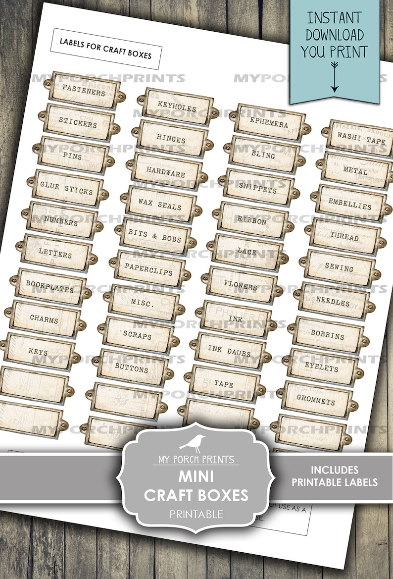 Puede incluir: Etiquetas imprimibles para cajas de manualidades con un dise&ntilde;o vintage. Las etiquetas presentan una variedad de suministros de manualidades, incluyendo sujetadores, pegatinas, alfileres, barras de pegamento, n&uacute;meros, letras, placas de libros, abalorios, llaves, botones, agujeros de cerradura, bisagras, herrajes, sellos de cera, bits y bobs, clips, varios, recortes, cinta, encaje, flores, tinta, manchas de tinta, cinta adhesiva, carretes, ojales, ojales, ef&iacute;meras, brillo, recortes, hilo, costura, agujas y cinta washi. Las etiquetas est&aacute;n impresas en un fondo blanco con un aspecto vintage desgastado.