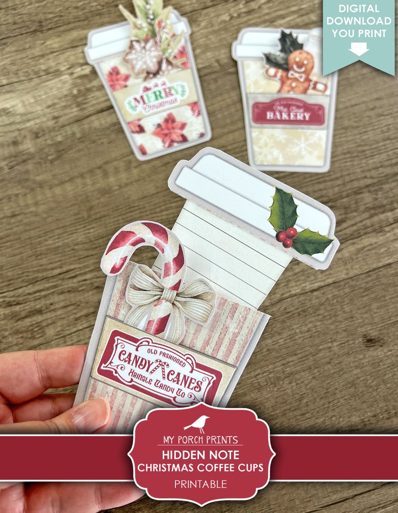 K&ouml;nnte beinhalten: Druckbare Weihnachts-Kaffeebecher-Geschenk-Etiketten mit einer versteckten Notiz im Inneren. Die Etiketten zeigen einen roten und wei&szlig;en Zuckerstock, einen Stechpalmenzweig und ein festliches Design.