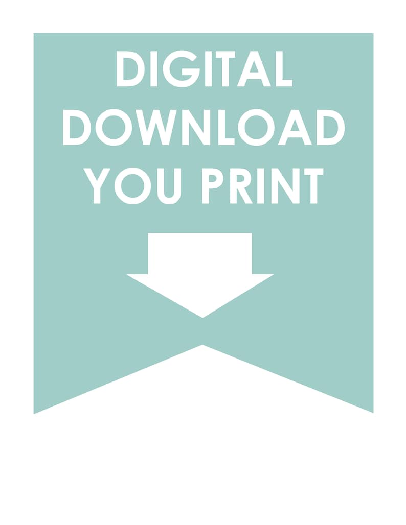 Op de afbeelding: Een tealblauwe banner met een witte pijl die naar beneden wijst. De banner heeft de tekst "DIGITAL DOWNLOAD YOU PRINT" in wit.