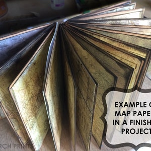 Puede incluir: Primer plano de un libro hecho con papeles de mapas antiguos. El libro est&aacute; abierto y las p&aacute;ginas est&aacute;n en abanico. El texto "EXAMPLE OF MAP PAPERS IN A FINISHED PROJECT" es visible en la imagen.