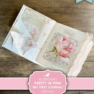 Op de afbeelding: Printbare ontwerp voor een journalhoes met een roze roos, een vlinder en een kantversiering. De hoes is getiteld "Pretty in Pink" en "My First Journal".