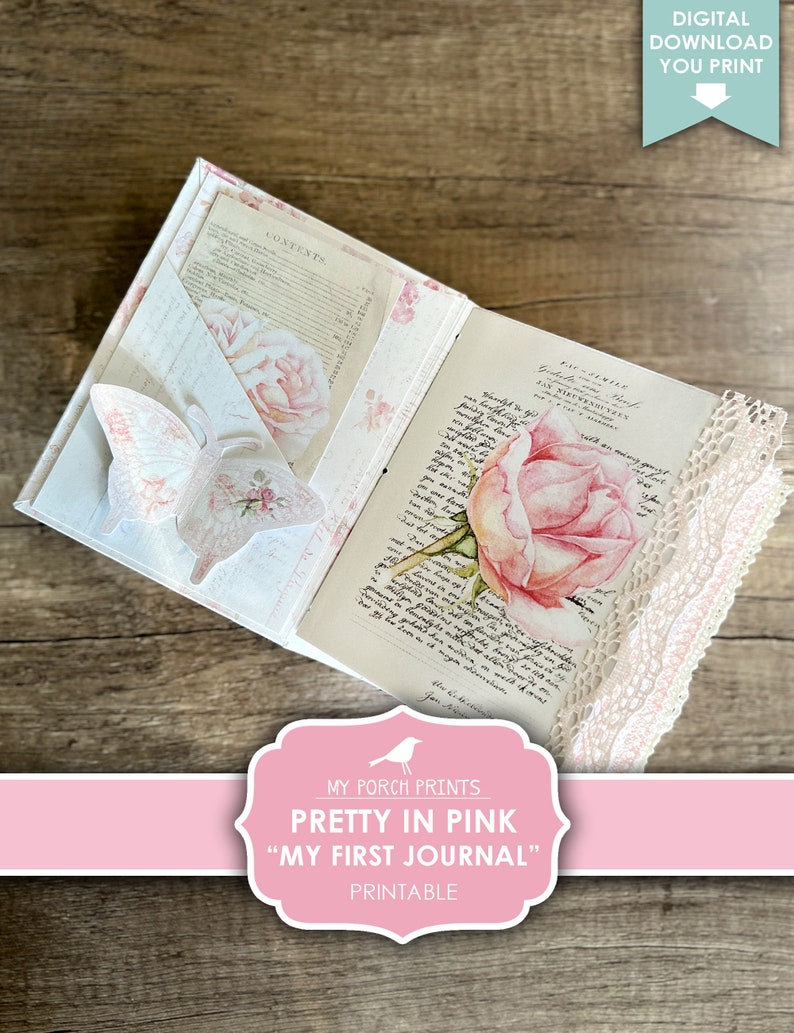 Op de afbeelding: Printbare ontwerp voor een journalhoes met een roze roos, een vlinder en een kantversiering. De hoes is getiteld "Pretty in Pink" en "My First Journal".