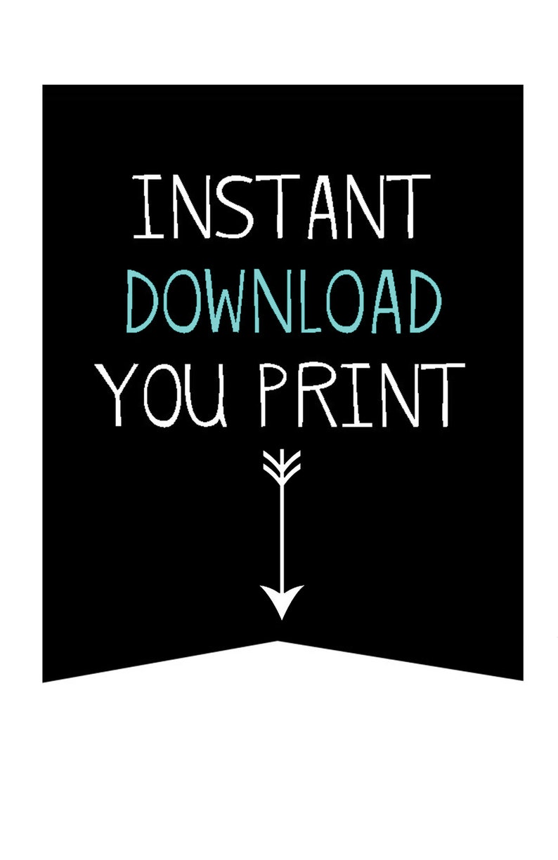 K&ouml;nnte beinhalten: Schwarzwei&szlig;es Grafik mit dem Text "INSTANT DOWNLOAD YOU PRINT" in Wei&szlig;, wobei das Wort "DOWNLOAD" in blaugr&uuml;n ist. Ein Pfeil zeigt nach unten.