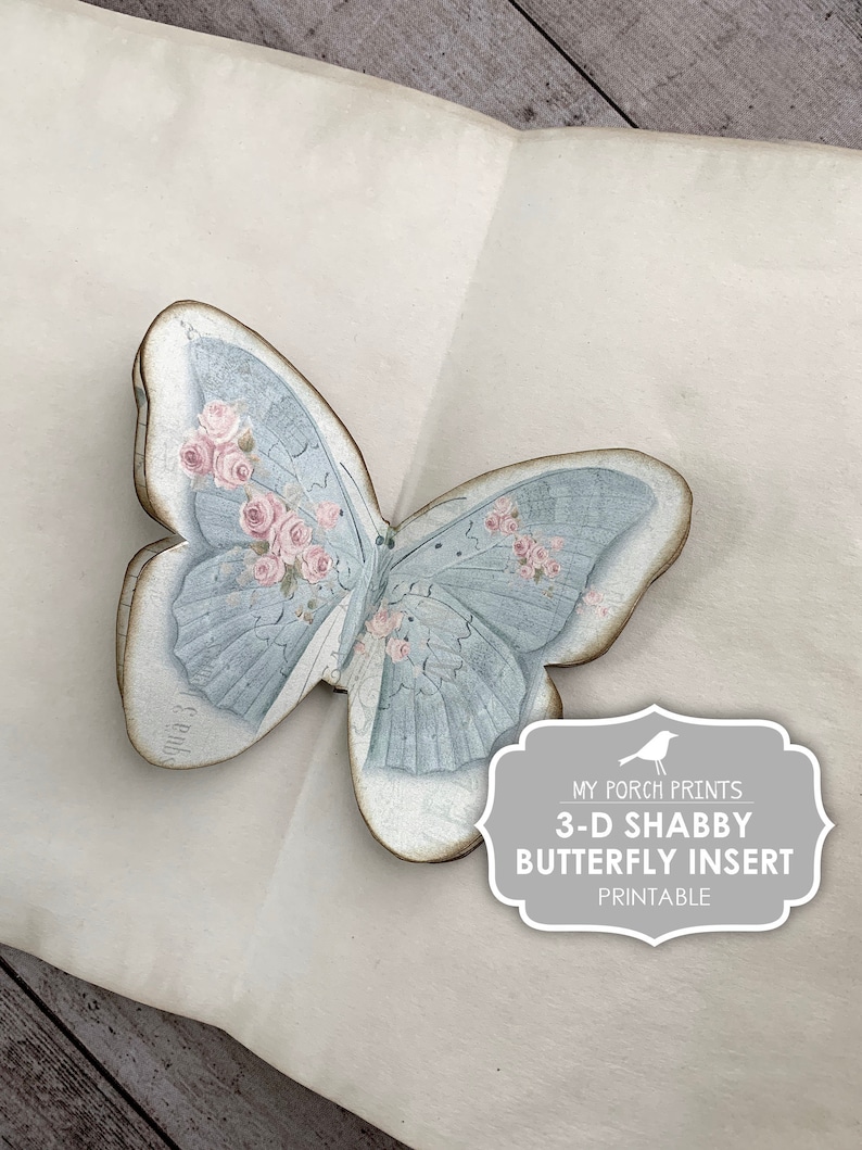 Puede incluir: Una mariposa shabby chic en 3D imprimible con un dise&ntilde;o azul y blanco y rosas rosas. El texto "My Porch Prints 3-D Shabby Butterfly Insert Printable" est&aacute; en una etiqueta gris.