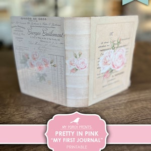 Op de afbeelding: Printbare journalomslag met een vintage ontwerp met roze rozen en Franse tekst. De tekst luidt "Maison de Gros" en "Georges Guillemont". De titel "Pretty in Pink" en "My First Journal" zijn gedrukt op een roze banner.
