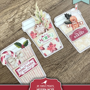 K&ouml;nnte beinhalten: Drei druckbare Weihnachts-Kaffeetassen-Designs. Die erste Tasse hat ein rot-wei&szlig; gestreiftes Design mit einem Zuckerstangen und einer roten Schleife. Die zweite Tasse hat ein rot-wei&szlig;es Blumenmuster mit den Worten "Frohe Weihnachten". Die dritte Tasse hat einen Lebkuchenmann und die Worte "B&auml;ckerei von Frau Claus".