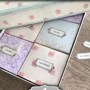 Puede incluir: Conjunto de seis mini cajas de manualidades con dise&ntilde;os florales y etiquetas. Las etiquetas dicen "Charms", "Fasteners", "Bling", "Paper", "Stickers". Las cajas son parte de un kit "Journal Box", que se vende por separado.  My Porch Prints Mini Craft Boxes Printable.