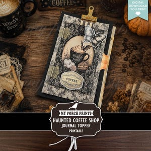 Op de afbeelding: Een rechthoekige journal topper met een zwart-wit damastpatroon, een centrale ovale illustratie van een koffiemok met het label Wicked Good en een vleermuis, een vlinderuitsnede en een label met de tekst COFFEE, vastgezet met een messing clip.