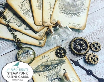 Könnte beinhalten: Ein Satz druckbarer Steampunk-Patentkarten mit Vintage-Illustrationen von Erfindungen. Die Karten sind auf gealtertem Papier gedruckt und haben einen abgenutzten Look. Das Bild enthält auch verschiedene Steampunk-Verzierungen, wie z. B. Zahnräder, einen Uhrzeiger und kleine Glasflaschen.