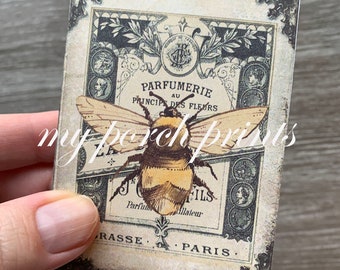 Puede incluir: Etiqueta de estilo vintage con una ilustración de abeja y el texto "Parfumerie au Principe des Fleurs J. Fils Parfumeur - Distillateur Grasse - Paris".