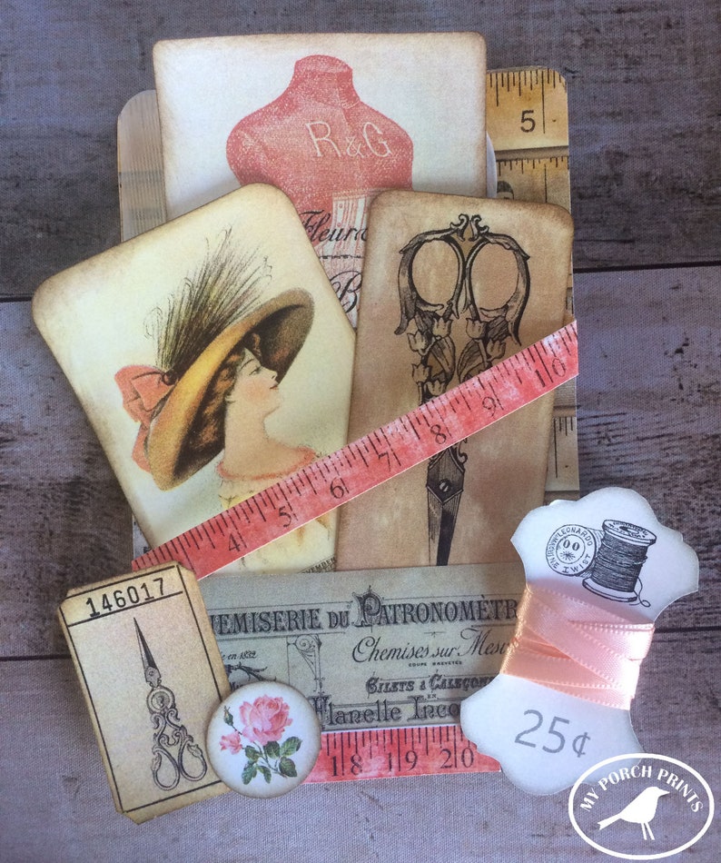 Pode incluir: Uma cole&ccedil;&atilde;o de ef&ecirc;meras de papel de estilo vintage com um tema de costura. As ef&ecirc;meras incluem uma forma de vestido rosa, um par de tesouras, uma bobina de fio, uma fita m&eacute;trica e uma rosa. O texto nas ef&ecirc;meras inclui "R&G", "TEMISERIE DU PATRONOM&Egrave;TRE", "Chemises sur Mesure", "BILETS & CALSCON", "lanelle Inco", "LEONARDO", "2025&cent;", "18 19 20" e "MY PORCH PRINTS".