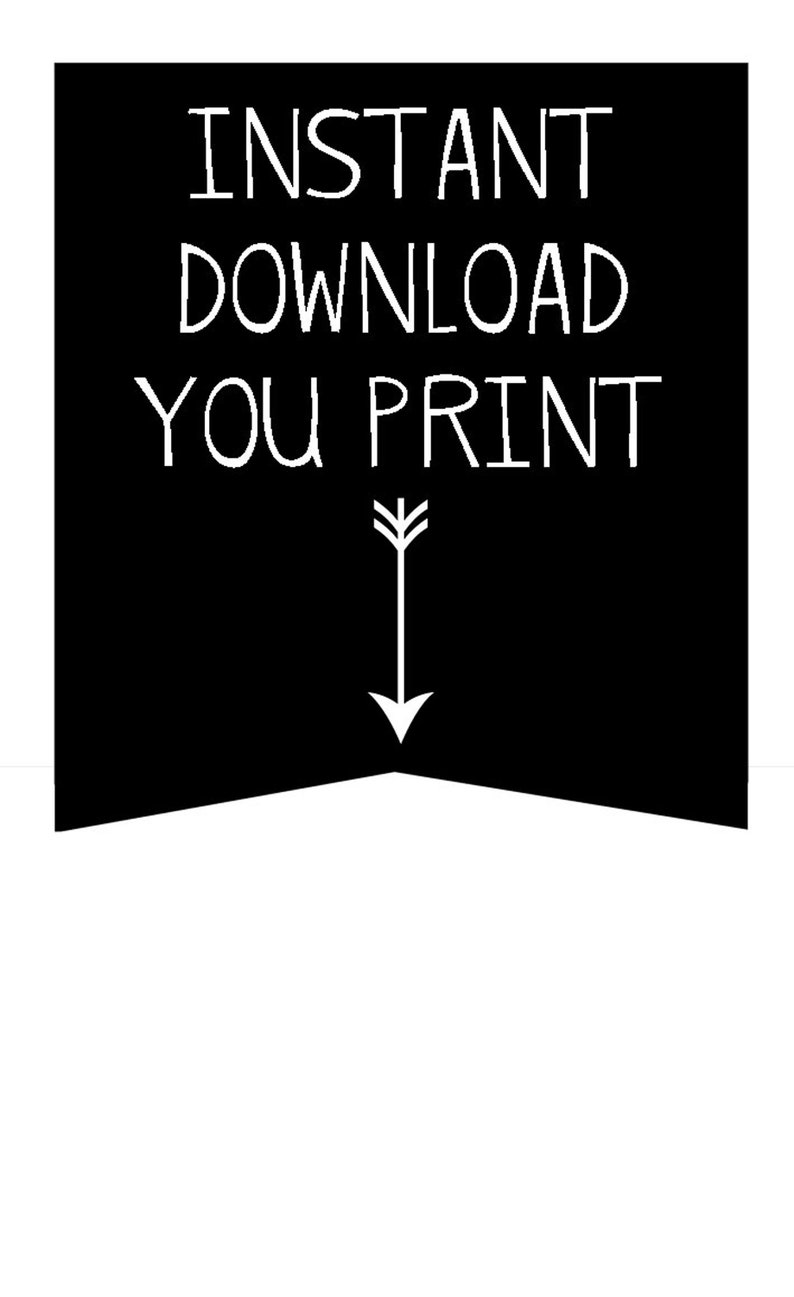 Pu&ograve; includere: Grafica in bianco e nero con il testo "INSTANT DOWNLOAD YOU PRINT" e una freccia bianca che punta verso il basso.