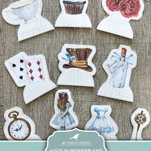 K&ouml;nnte beinhalten: Druckbare Alice im Wunderland-Tabs mit Bildern einer Teetasse, eines Cupcakes, Rosen, Spielkarten, dem Hut des Hutmachers, einer Flasche mit der Aufschrift "Trink mich", Alice, einer Taschenuhr und einem Schl&uuml;ssel.