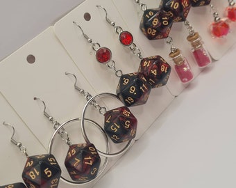 D20 rood/zwarte oorbellen