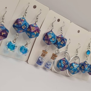D20 Blauw/obergine-oorbellen