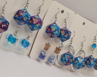 D20 Blauw/obergine-oorbellen