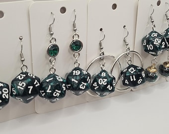 D20 Donkergroene oorbellen