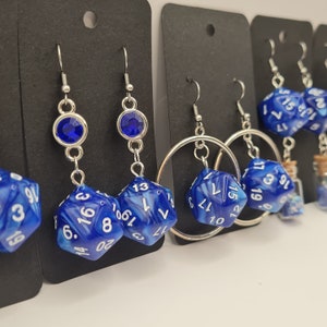 D20 Donkerblauwe oorbellen