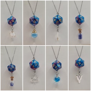 Peut inclure: Dix colliers avec un pendentif en forme de dé à 20 faces iridescent bleu et violet. Chaque collier a un charme différent suspendu au dé, y compris une petite bouteille, une petite flèche, une petite hache et une petite fiole.