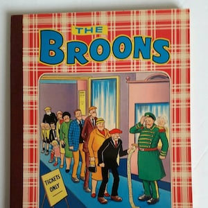 Pode incluir: Uma capa de banda desenhada vintage de "The Broons". A capa apresenta um padrão xadrez vermelho e branco com o título em letras azuis grandes. A ilustração mostra uma fila de pessoas à espera de bilhetes. O texto diz "Scotland's Happy Family That Makes Every Family Happy."