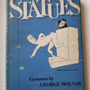 Può includere: Copertina di libro vintage intitolata "STATUES" con sfondo blu. La copertina presenta un'illustrazione a cartoni animati di una figura nuda e un uomo che fuma la pipa. Il testo include "Cartoons by GEORGE MOLNAR."