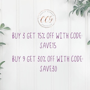 K&ouml;nnte beinhalten: Lilafarbener Text auf wei&szlig;em Hintergrund mit einer Grafik eines goldenen Kreises mit dem Text "CRAFTY CORNER CCG GRAPHICS" darin. Der Text lautet "BUY 3 GET 15% OFF WITH CODE: SAVE15 BUY 9 GET 30% OFF WITH CODE: SAVE30"
