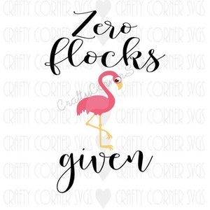 Puede incluir: Un flamenco rosa con un ojo negro se para en una sola pierna con el texto "Zero flocks given" en letras cursivas negras.