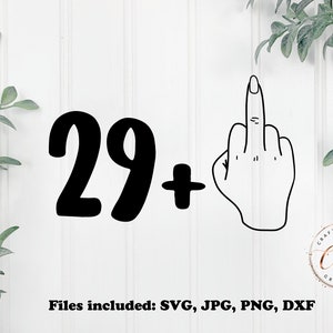 Puede incluir: Dise&ntilde;o digital en blanco y negro con el n&uacute;mero 29 con un signo m&aacute;s y un dedo medio. El texto "Archivos incluidos: SVG, JPG, PNG, DXF" est&aacute; debajo del dise&ntilde;o. El dise&ntilde;o est&aacute; sobre un fondo de madera blanca.