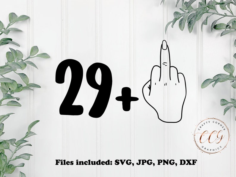 Puede incluir: Dise&ntilde;o digital en blanco y negro con el n&uacute;mero 29 con un signo m&aacute;s y un dedo medio. El texto "Archivos incluidos: SVG, JPG, PNG, DXF" est&aacute; debajo del dise&ntilde;o. El dise&ntilde;o est&aacute; sobre un fondo de madera blanca.