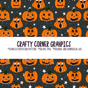 Könnte beinhalten: Ein nahtloses sich wiederholendes Muster mit orangefarbenen Jack-o'-Lantern-Kürbissen mit verschiedenen Gesichtsausdrücken auf einem dunkelgrauen Hintergrund mit weißen Sternen. Der Text "CRAFTY CORNER GRAHPICS" befindet sich oben im Bild. Der Text "*SEAMLESS REPEATING PATTERN *300 DPI JPEG *PERSONAL AND COMMERICAL USE" befindet sich unten im Bild.