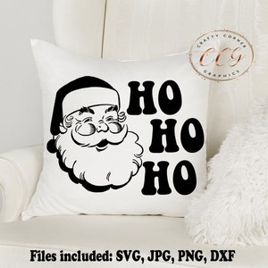 Peut inclure: Un oreiller blanc avec une illustration en noir et blanc du P&egrave;re No&euml;l et le texte "HO HO HO".