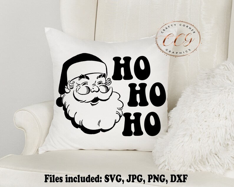 Peut inclure: Un oreiller blanc avec une illustration en noir et blanc du P&egrave;re No&euml;l et le texte "HO HO HO".