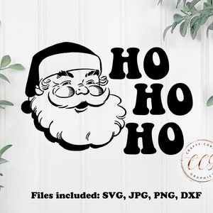 Peut inclure: Conception num&eacute;rique en noir et blanc repr&eacute;sentant un P&egrave;re No&euml;l de dessin anim&eacute; avec le texte "HO HO HO" dans une police r&eacute;tro. Le design comprend le texte "Fichiers inclus : SVG, JPG, PNG, DXF".