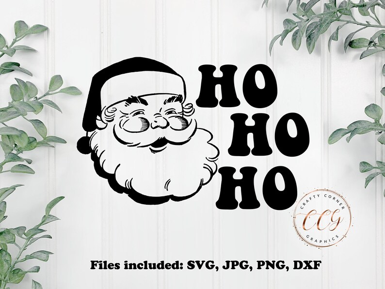 Peut inclure: Conception num&eacute;rique en noir et blanc repr&eacute;sentant un P&egrave;re No&euml;l de dessin anim&eacute; avec le texte "HO HO HO" dans une police r&eacute;tro. Le design comprend le texte "Fichiers inclus : SVG, JPG, PNG, DXF".