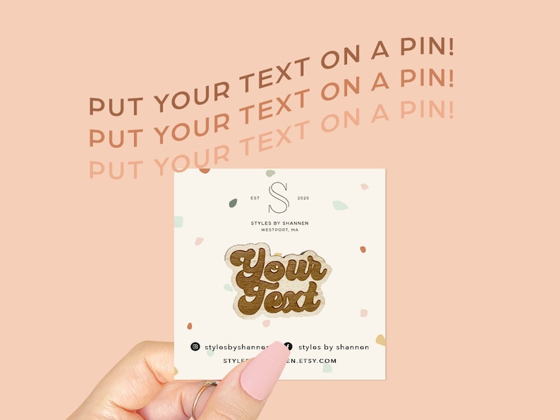 以下が含まれることがあります： レトロなフォントで「Your Text」と書かれた木製ピン。ピンは茶色で、薄い茶色の輪郭があります。ピンはピンクと白のドット柄の白いカードの上にあります。