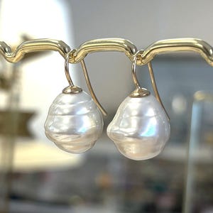 Boucles d'oreilles en perles baroques blanches et dorées