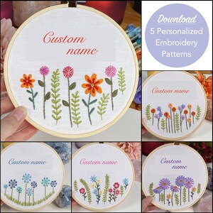 Könnte beinhalten: Gestickte Blumendesigns auf weißem Stoff, gespannt in Holzreifen. Das Hauptbild zeigt bunte Blumen mit dem Text "Custom name". Ein kreisförmiges Grafikfeld zeigt "Download 5 Personalized Embroidery Patterns".